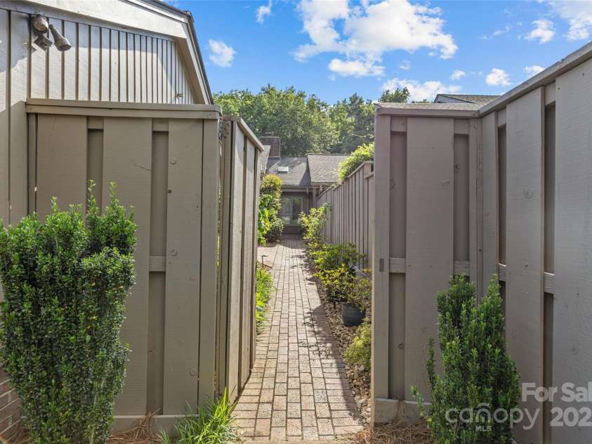 5306 Sandtrap Lane, Charlotte, NC 28226.  MLS# CAR4249354, YatesRealty ID 13485. 