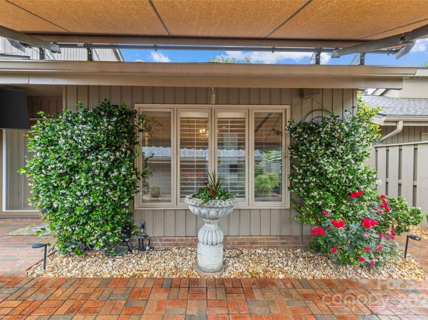 5306 Sandtrap Lane, Charlotte, NC 28226.  MLS# CAR4249354, YatesRealty ID 13485. 