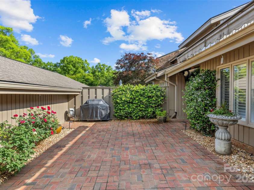 5306 Sandtrap Lane, Charlotte, NC 28226.  MLS# CAR4249354, YatesRealty ID 13485. 