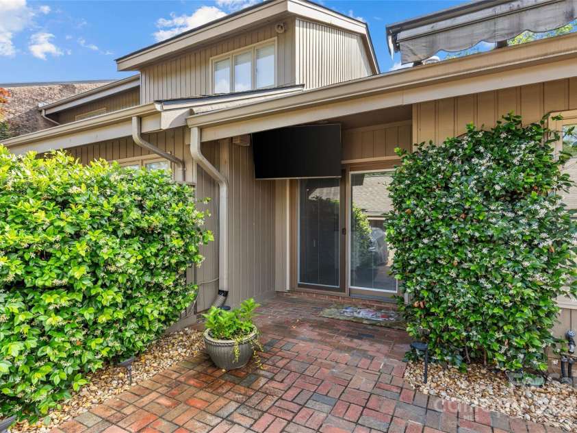 5306 Sandtrap Lane, Charlotte, NC 28226.  MLS# CAR4249354, YatesRealty ID 13485. 