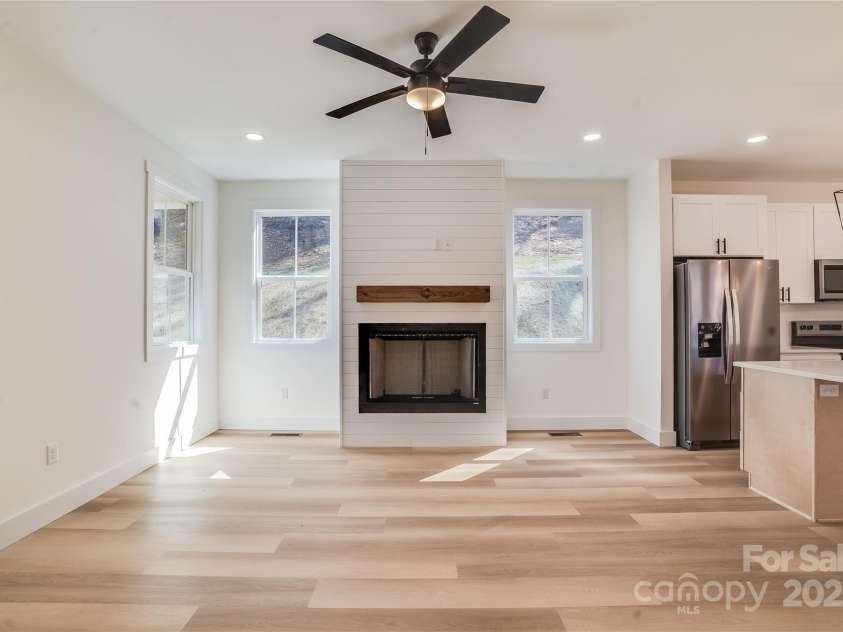 7 Jetts Ridge Drive, Swannanoa, NC 28778.  MLS# CAR4222038, YatesRealty ID 13487. Enter to find a open living room full of natural light.