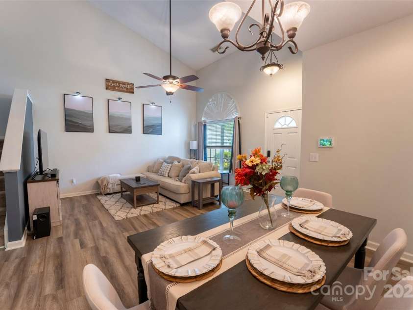 3412 Summerfield Ridge Lane, Matthews, NC 28105.  MLS# CAR4252402, YatesRealty ID 13489. Ample dining area