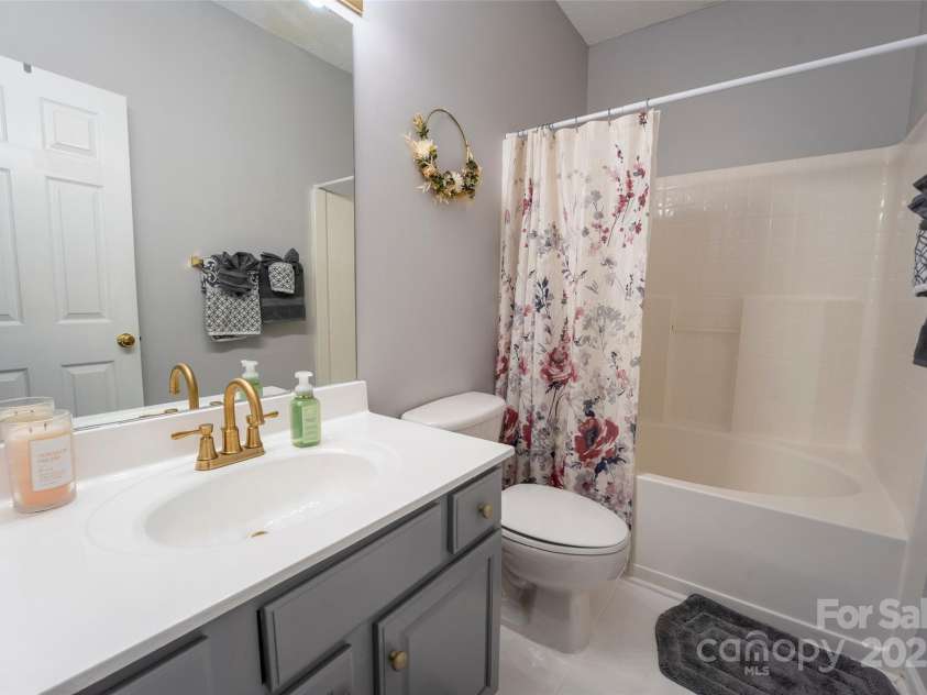 3412 Summerfield Ridge Lane, Matthews, NC 28105.  MLS# CAR4252402, YatesRealty ID 13489. En suite bath
