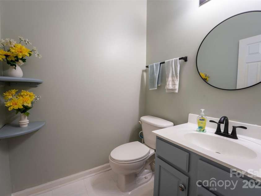 3412 Summerfield Ridge Lane, Matthews, NC 28105.  MLS# CAR4252402, YatesRealty ID 13489. Half bath on main