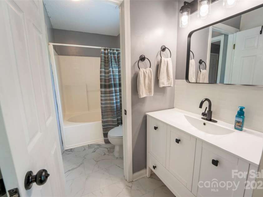 3412 Summerfield Ridge Lane, Matthews, NC 28105.  MLS# CAR4252402, YatesRealty ID 13489. Upgraded bath