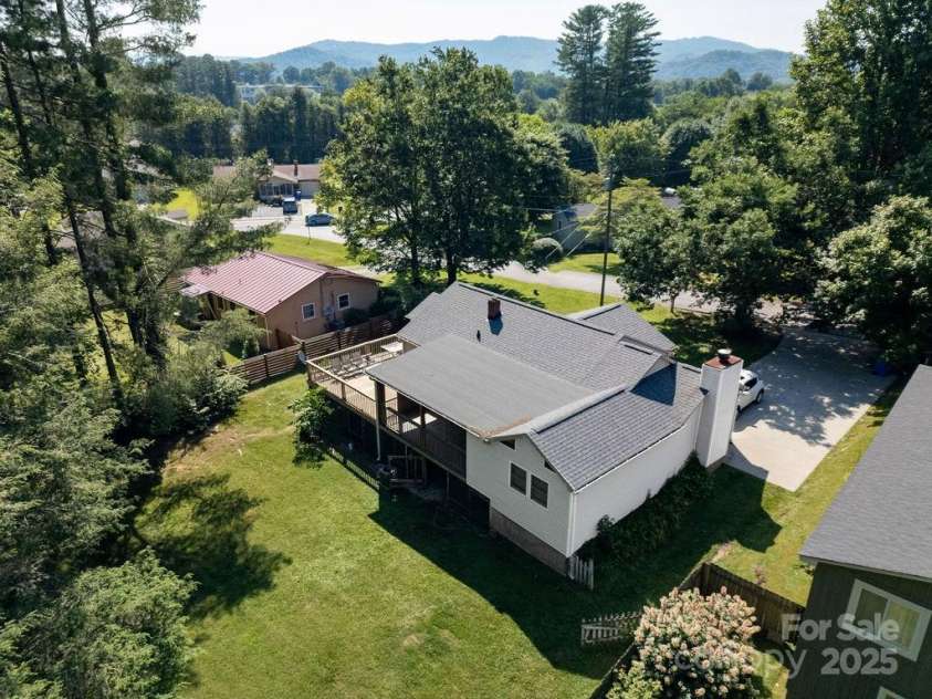 169 Montview Circle, Brevard, NC 28712.  MLS# CAR4276935, YatesRealty ID 1349. Awesome Neighborhood