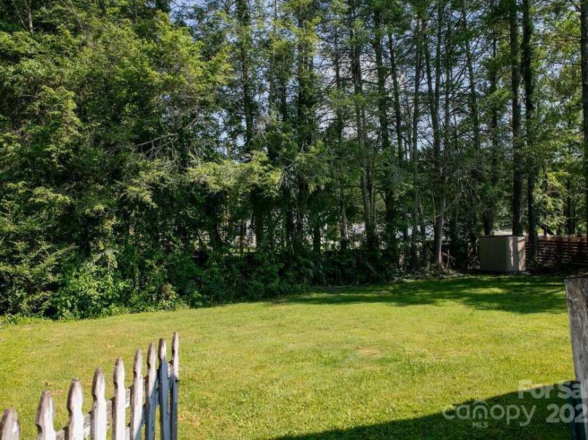 169 Montview Circle, Brevard, NC 28712.  MLS# CAR4276935, YatesRealty ID 1349. Fenced Back Yard