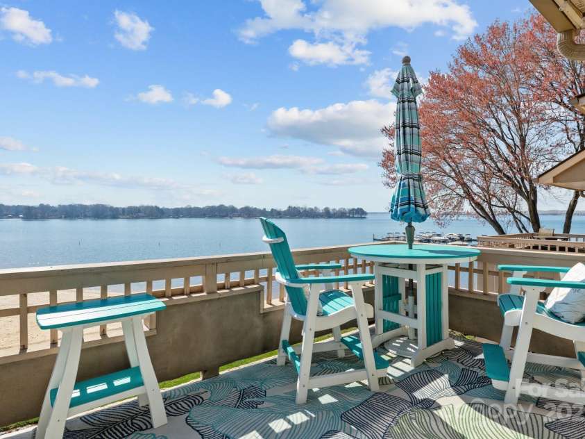 657 Portside Drive, Davidson, NC 28036.  MLS# CAR4294210, YatesRealty ID 13493. 