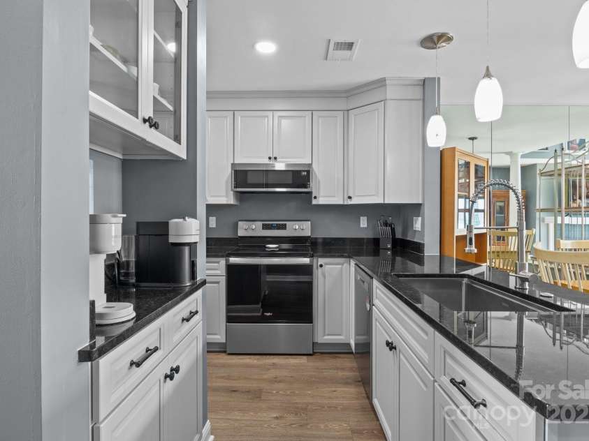 657 Portside Drive, Davidson, NC 28036.  MLS# CAR4294210, YatesRealty ID 13493. 