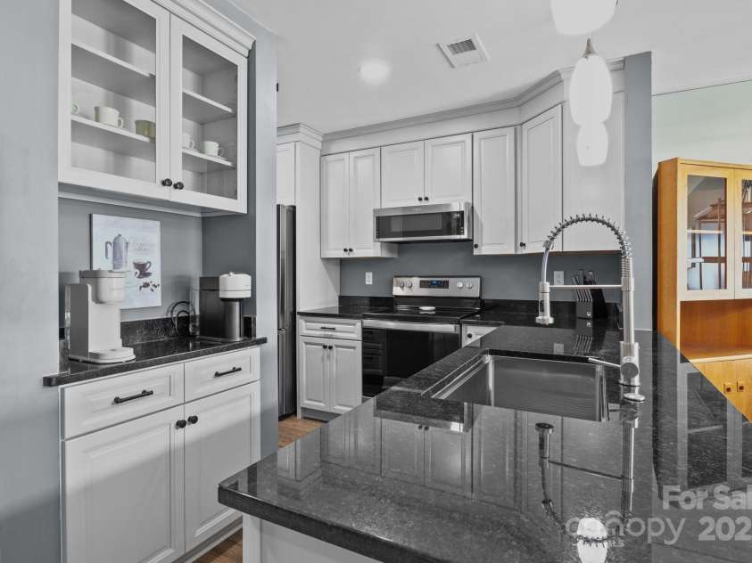 657 Portside Drive, Davidson, NC 28036.  MLS# CAR4294210, YatesRealty ID 13493. 