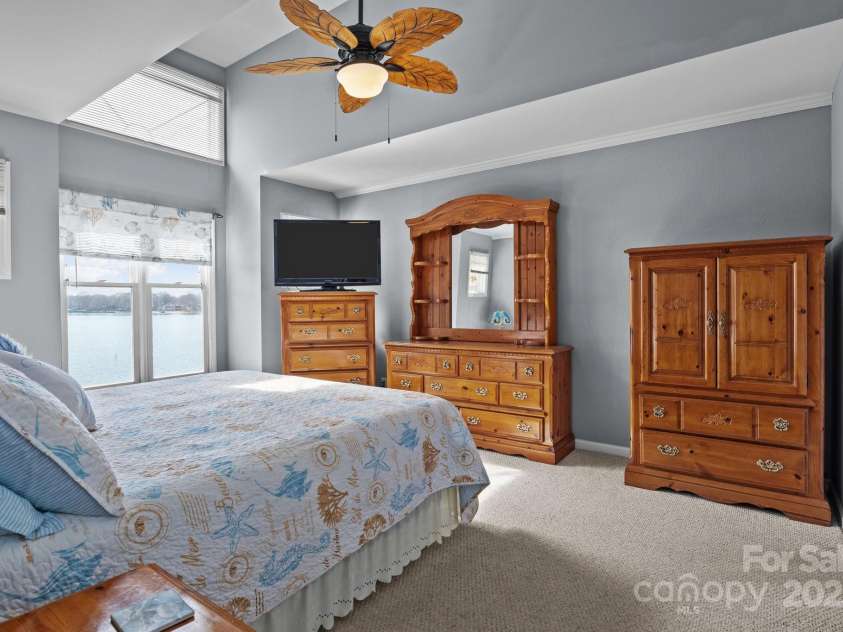 657 Portside Drive, Davidson, NC 28036.  MLS# CAR4294210, YatesRealty ID 13493. 