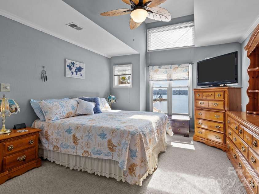 657 Portside Drive, Davidson, NC 28036.  MLS# CAR4294210, YatesRealty ID 13493. 