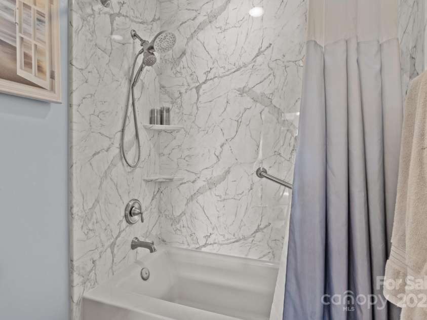 657 Portside Drive, Davidson, NC 28036.  MLS# CAR4294210, YatesRealty ID 13493. 