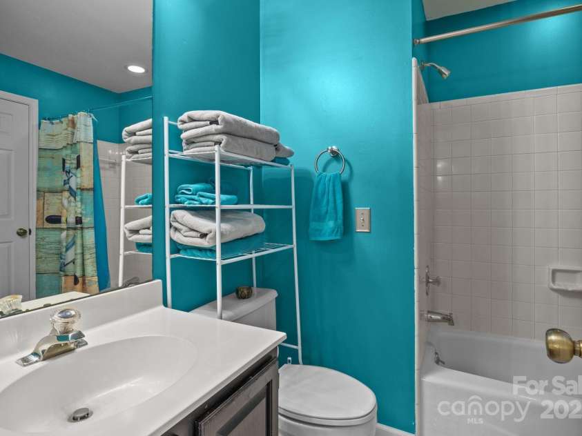 657 Portside Drive, Davidson, NC 28036.  MLS# CAR4294210, YatesRealty ID 13493. 