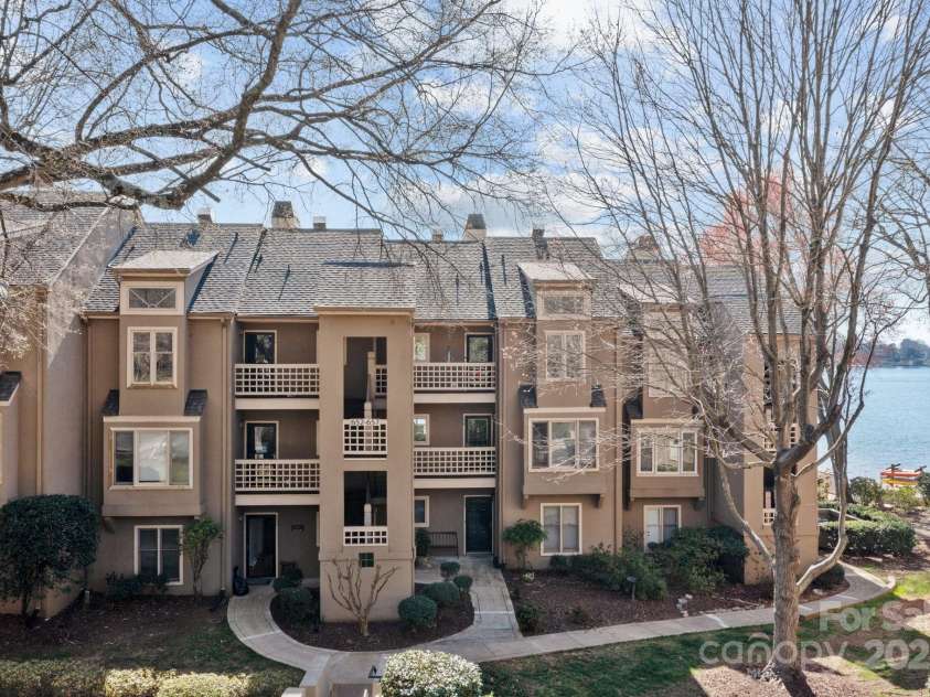 657 Portside Drive, Davidson, NC 28036.  MLS# CAR4294210, YatesRealty ID 13493. 