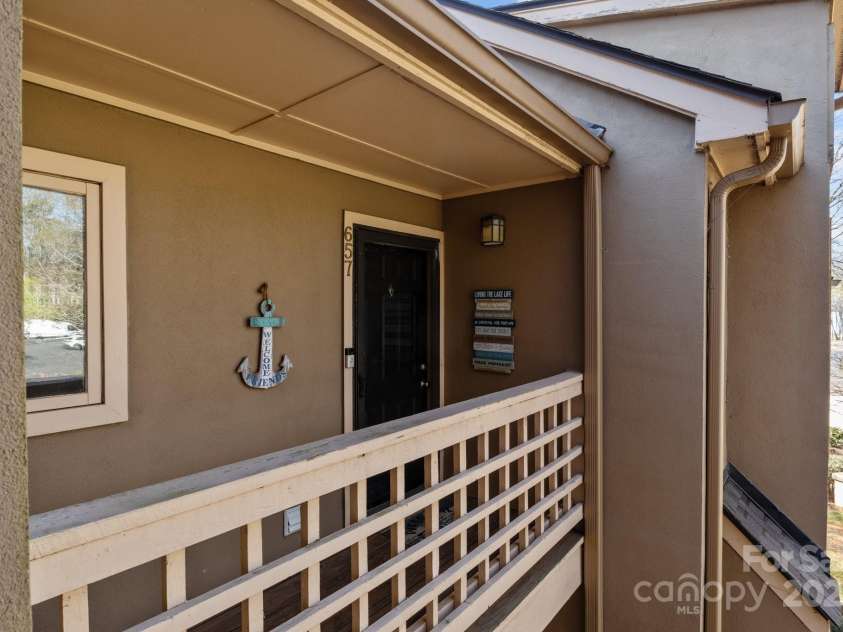 657 Portside Drive, Davidson, NC 28036.  MLS# CAR4294210, YatesRealty ID 13493. 