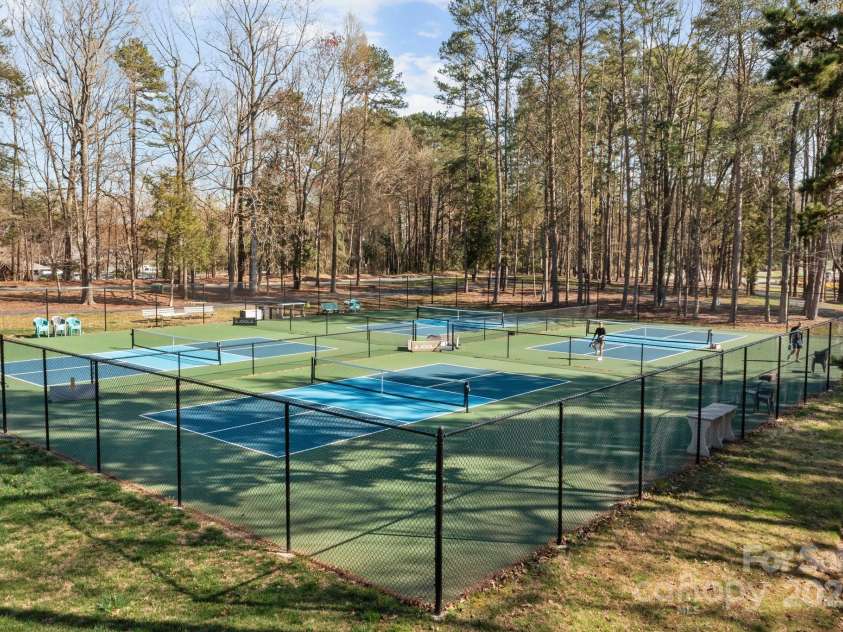 657 Portside Drive, Davidson, NC 28036.  MLS# CAR4294210, YatesRealty ID 13493. 