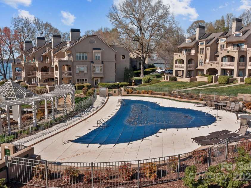 657 Portside Drive, Davidson, NC 28036.  MLS# CAR4294210, YatesRealty ID 13493. 