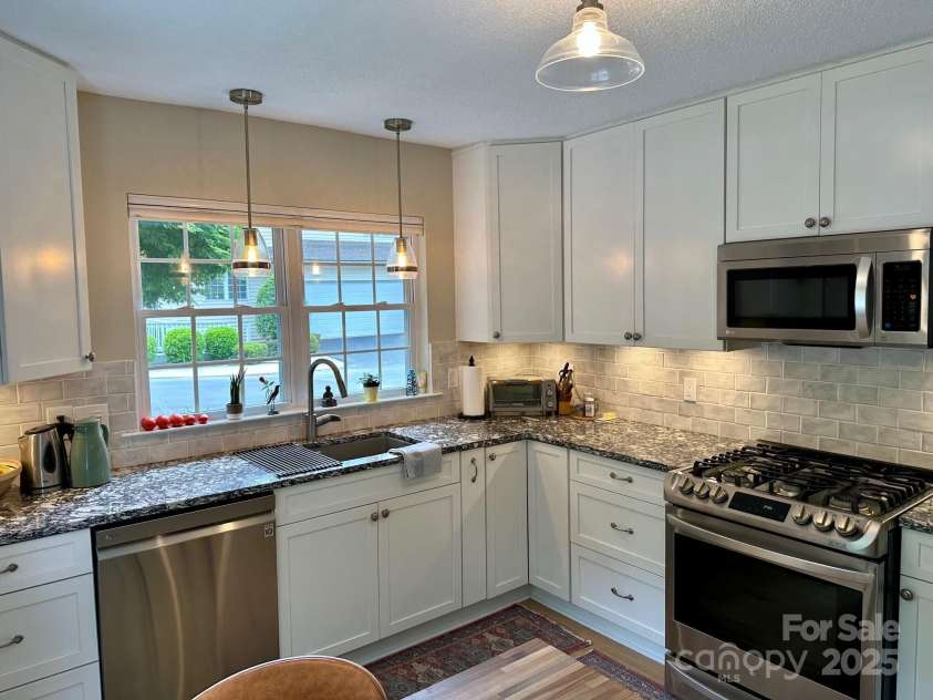 29 Grist Mill Drive, Hendersonville, NC 28739.  MLS# CAR4256586, YatesRealty ID 13494. 