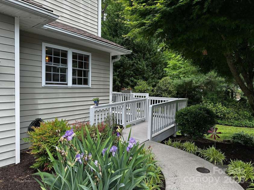 29 Grist Mill Drive, Hendersonville, NC 28739.  MLS# CAR4256586, YatesRealty ID 13494. 