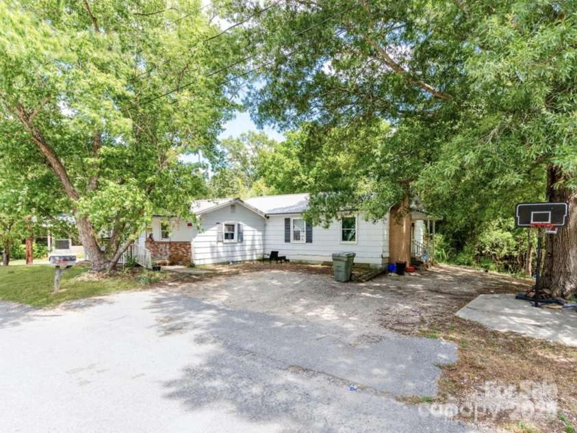 106 Deaver Street, Chester, SC 29706.  MLS# CAR4259374, YatesRealty ID 13495. 