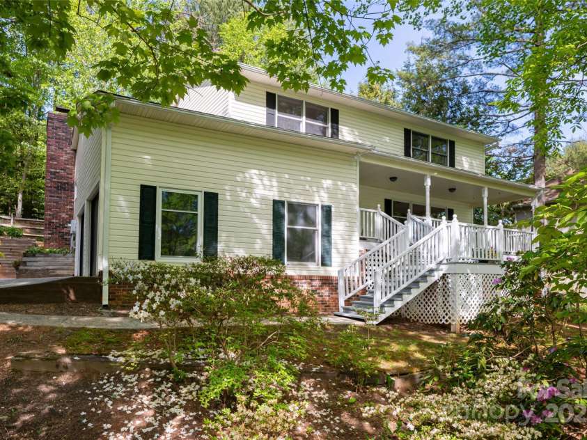 3 Silverstone Drive, Asheville, NC 28805.  MLS# CAR4254609, YatesRealty ID 13496. 
