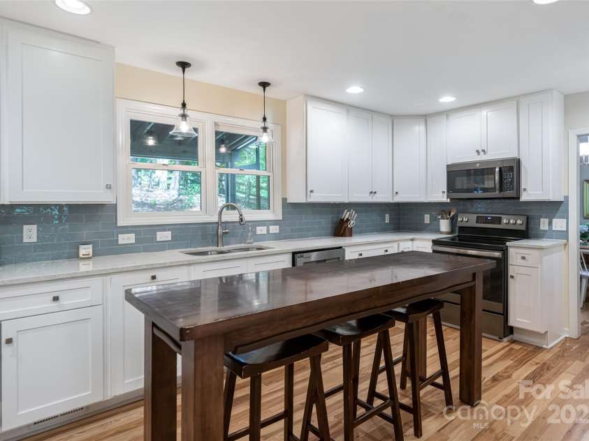 3 Silverstone Drive, Asheville, NC 28805.  MLS# CAR4254609, YatesRealty ID 13496. 