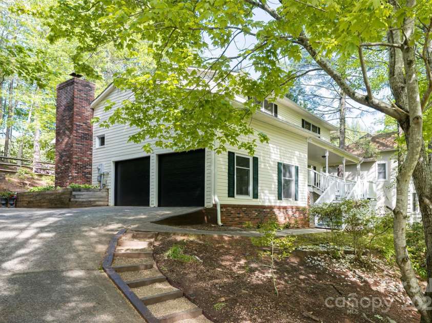 3 Silverstone Drive, Asheville, NC 28805.  MLS# CAR4254609, YatesRealty ID 13496. 