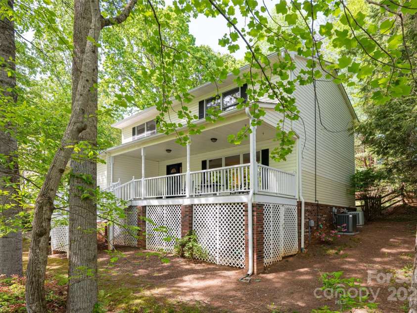 3 Silverstone Drive, Asheville, NC 28805.  MLS# CAR4254609, YatesRealty ID 13496. 