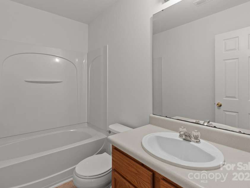 5312 Peach Place Lane, Charlotte, NC 28216.  MLS# CAR4254000, YatesRealty ID 13497. Full Bathroom