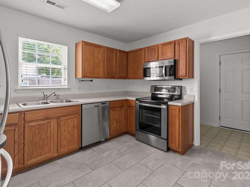 5312 Peach Place Lane, Charlotte, NC 28216.  MLS# CAR4254000, YatesRealty ID 13497. Kitchen