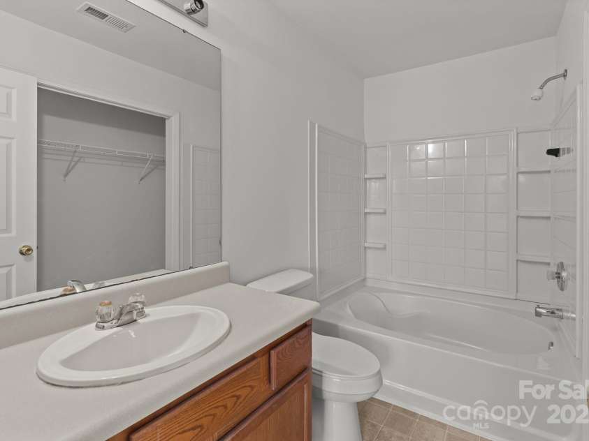 5312 Peach Place Lane, Charlotte, NC 28216.  MLS# CAR4254000, YatesRealty ID 13497. Primary Bathroom