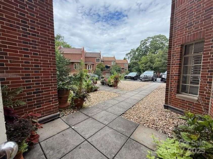 301 10th Street, Charlotte, NC 28202.  MLS# CAR4299886, YatesRealty ID 13498. 