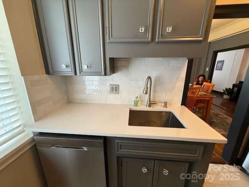 301 10th Street, Charlotte, NC 28202.  MLS# CAR4299886, YatesRealty ID 13498. Beautiful wood cabinetry in kitchen