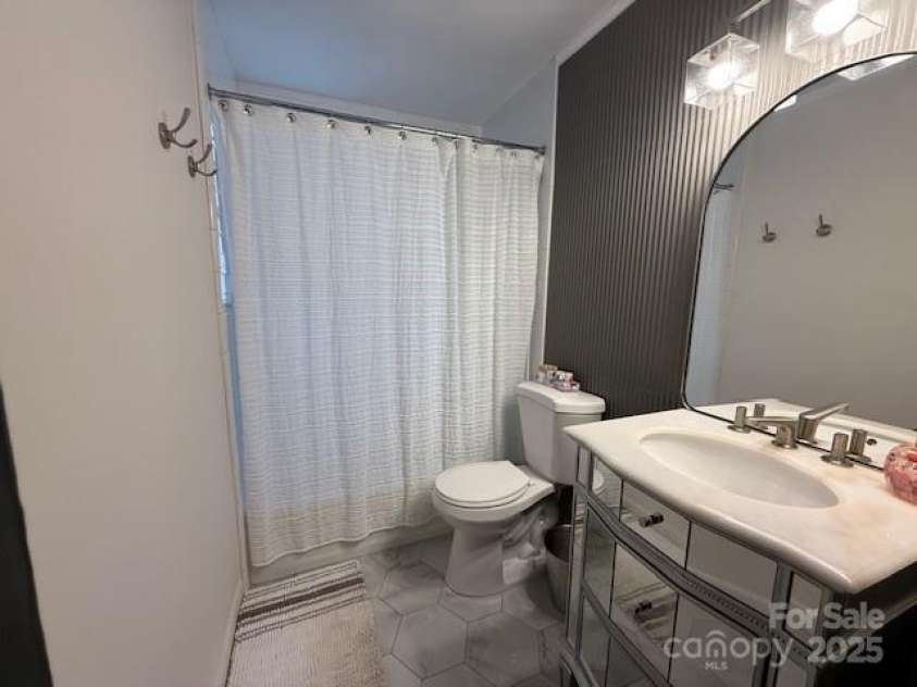 301 10th Street, Charlotte, NC 28202.  MLS# CAR4299886, YatesRealty ID 13498. Full Main Bath in hallway