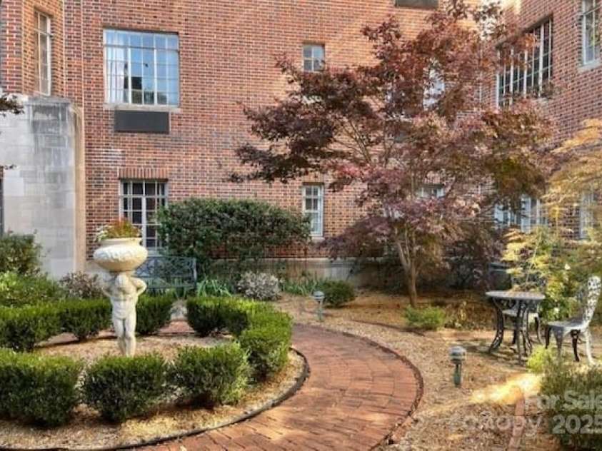 301 10th Street, Charlotte, NC 28202.  MLS# CAR4299886, YatesRealty ID 13498. Gated Garden