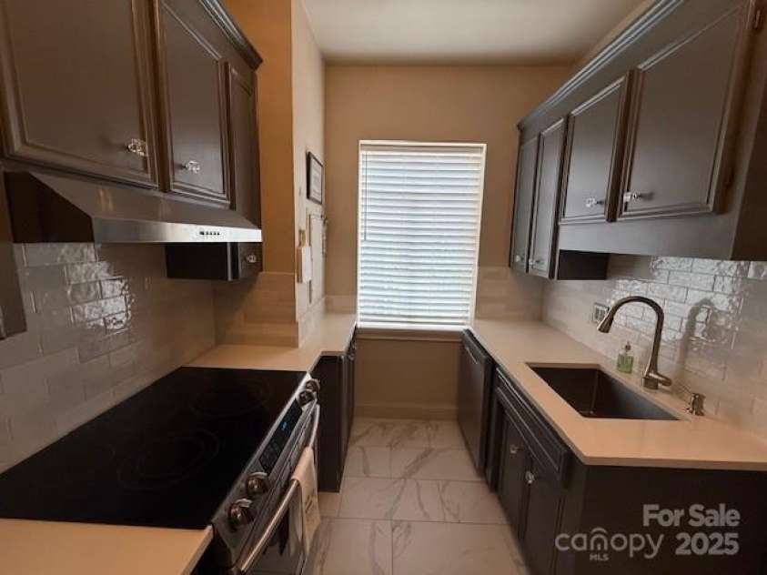 301 10th Street, Charlotte, NC 28202.  MLS# CAR4299886, YatesRealty ID 13498. Kitchen