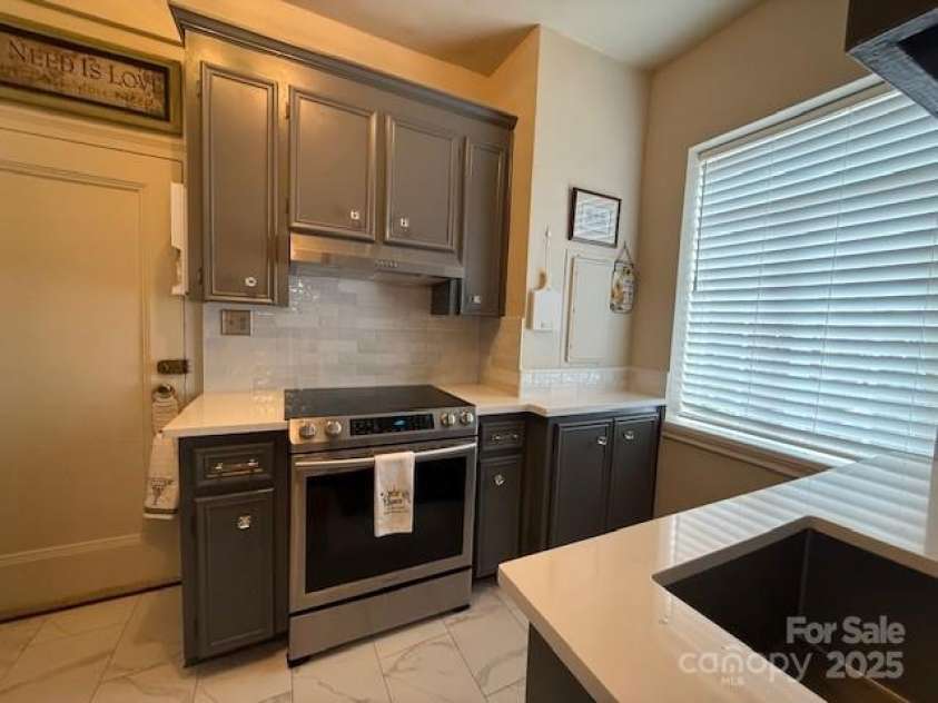 301 10th Street, Charlotte, NC 28202.  MLS# CAR4299886, YatesRealty ID 13498. Separate entry door in kitchen