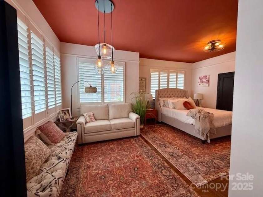 301 10th Street, Charlotte, NC 28202.  MLS# CAR4299886, YatesRealty ID 13498. So many possibilities for this Primary Bedroom