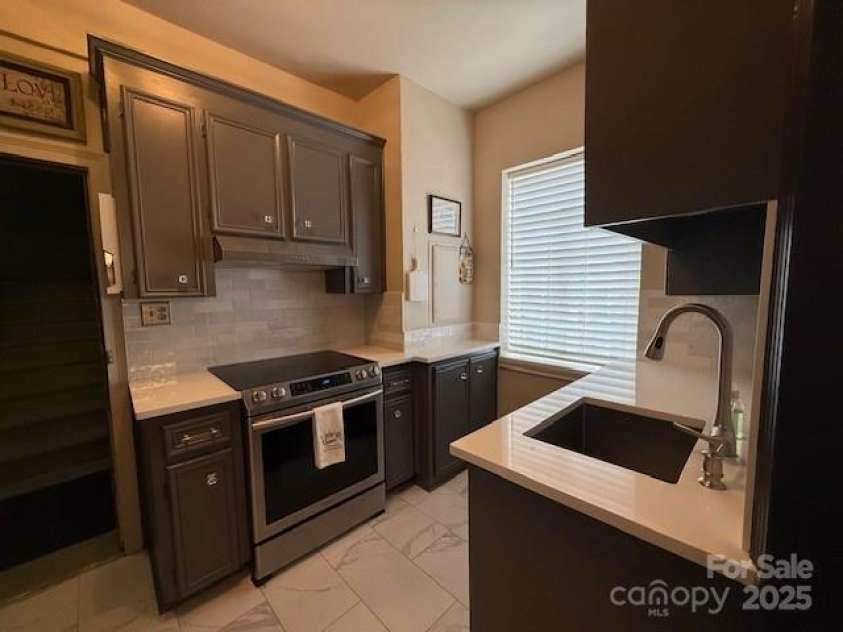 301 10th Street, Charlotte, NC 28202.  MLS# CAR4299886, YatesRealty ID 13498. Stainless steel appliances in kitchen