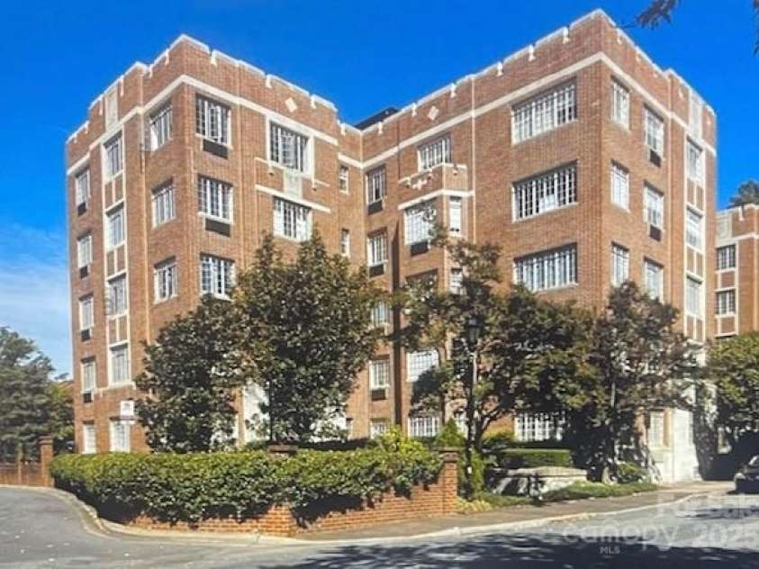 301 10th Street, Charlotte, NC 28202.  MLS# CAR4299886, YatesRealty ID 13498. Welcome to THE POPLAR
