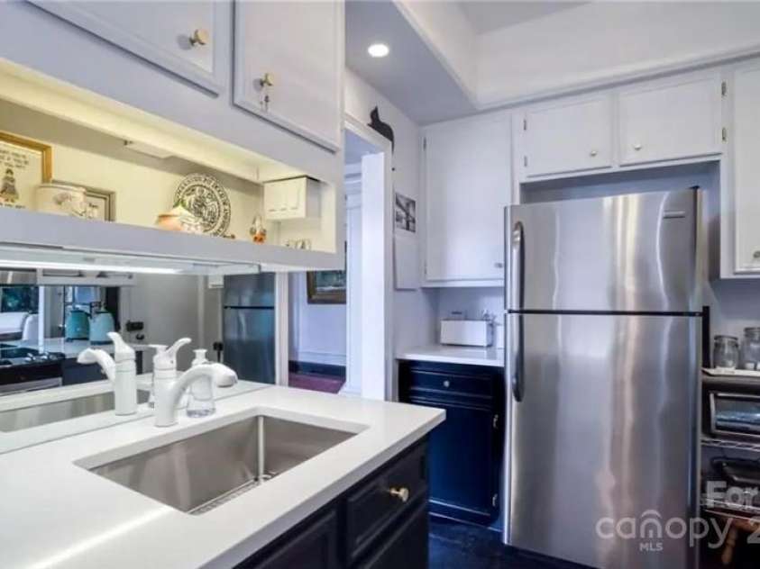 301 10th Street, Charlotte, NC 28202.  MLS# CAR4320449, YatesRealty ID 13498. 