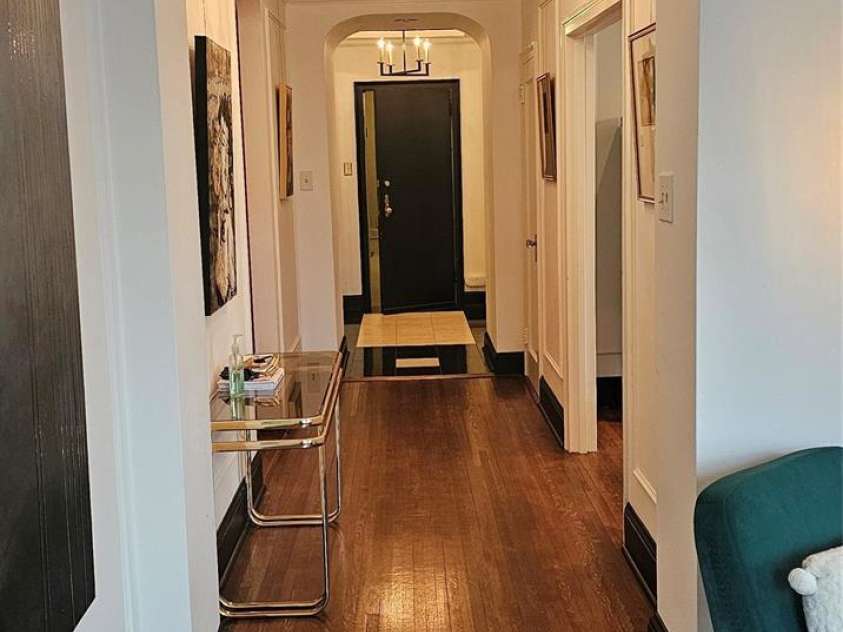 301 10th Street, Charlotte, NC 28202.  MLS# CAR4320449, YatesRealty ID 13498. Main hallway