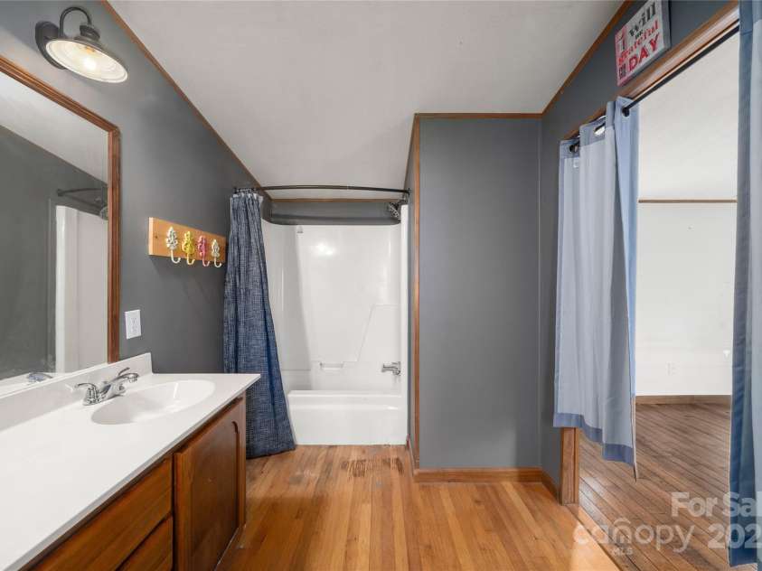 51 Ferguson Lane, Maggie Valley, NC 28751.  MLS# CAR4242031, YatesRealty ID 13499. Ensuite bath