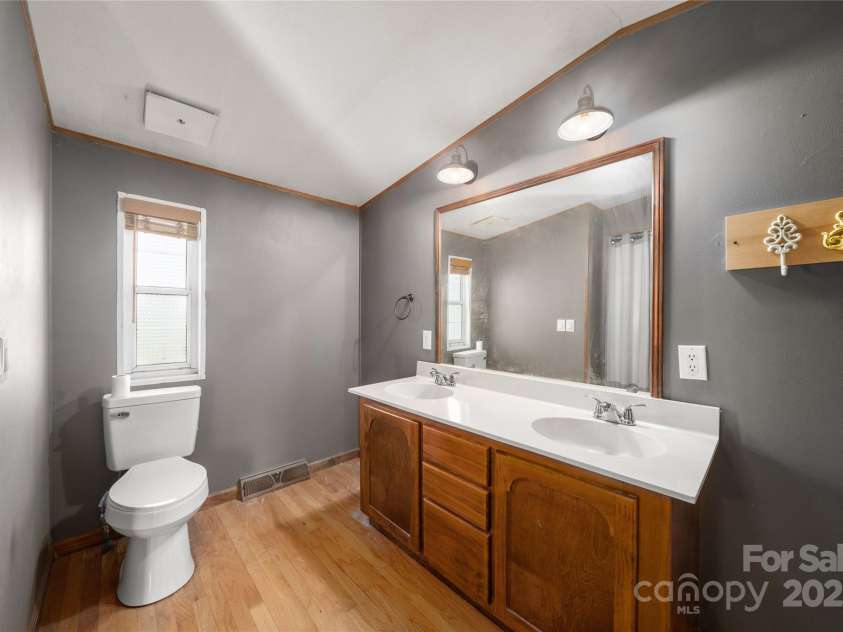 51 Ferguson Lane, Maggie Valley, NC 28751.  MLS# CAR4242031, YatesRealty ID 13499. Ensuite bath