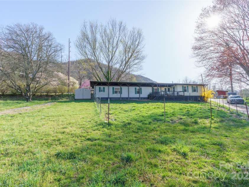 51 Ferguson Lane, Maggie Valley, NC 28751.  MLS# CAR4242031, YatesRealty ID 13499. Fenced yard with great parking and Open floor plan