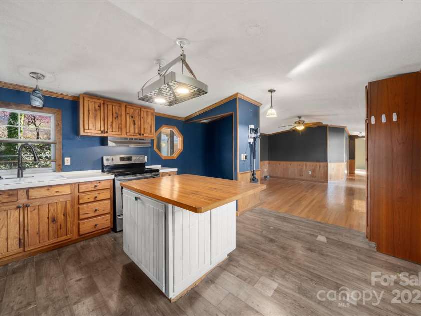 51 Ferguson Lane, Maggie Valley, NC 28751.  MLS# CAR4242031, YatesRealty ID 13499. Open plan to the living room