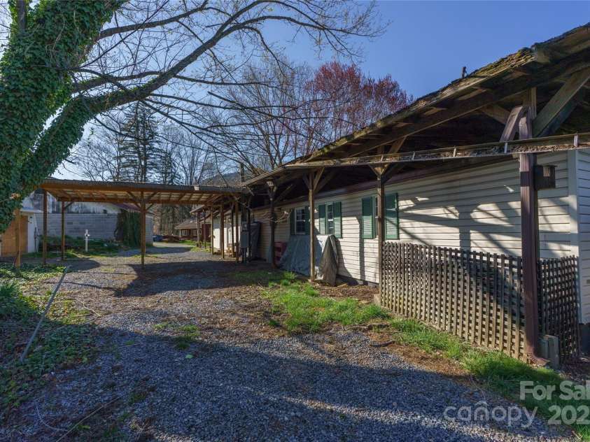 51 Ferguson Lane, Maggie Valley, NC 28751.  MLS# CAR4242031, YatesRealty ID 13499. Pull right up to the door