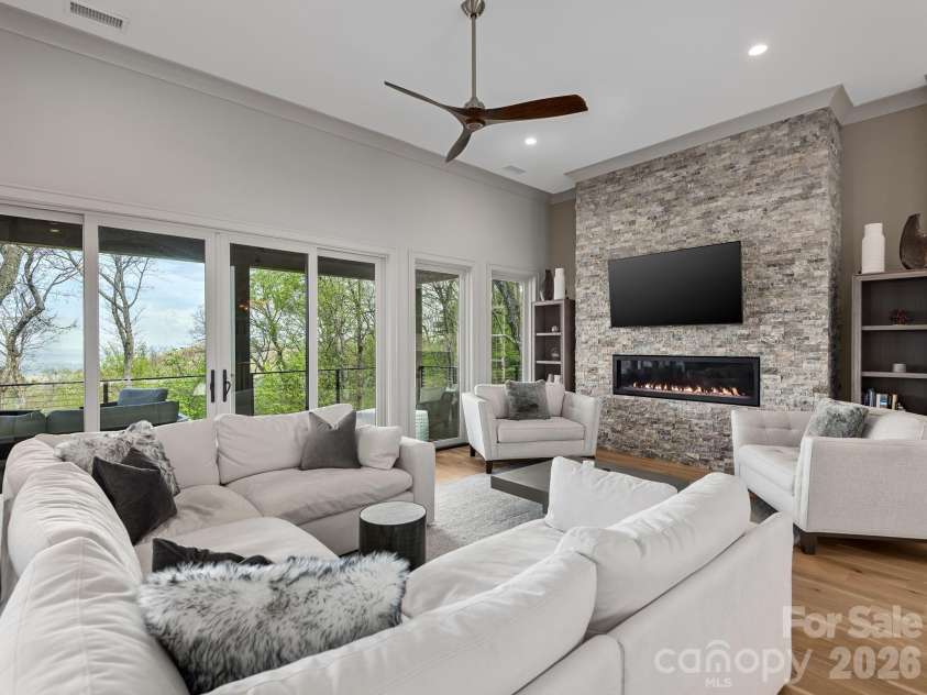 642 Altamont View, Asheville, NC 28804.  MLS# CAR4369480, YatesRealty ID 13500. 
