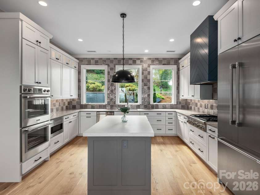 642 Altamont View, Asheville, NC 28804.  MLS# CAR4369480, YatesRealty ID 13500. 